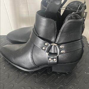 Black Ankle Boots that zips up in the back